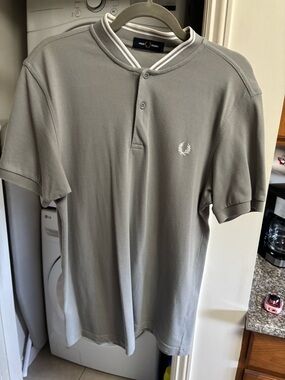 Fred Perry Light Grey Short-Sleeve Henley Polo with Laurel Logo